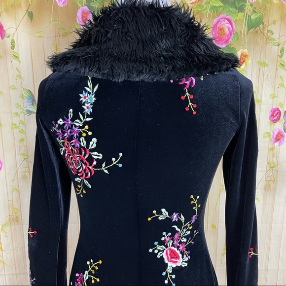 SOLD Betsy Johnson Vintage 90s Y2K Floral
Velvet Fur Trim Penny Lane Coat Size 6 - Picture 3 of 12